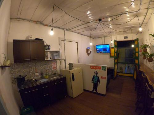 Кухня или мини-кухня в The Corner House Hostel
