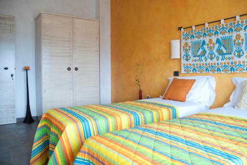 two beds sitting next to each other in a bedroom at Le Stanze di Patika in Tortolì