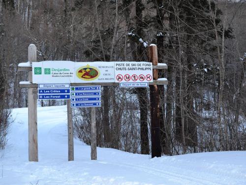 a sign in the snow on a ski slope at Les 4 chalets - Le 605 in Lac-Saint-Paul