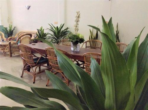 une salle à manger avec une table, des chaises et des plantes dans l'établissement Dutch Hosted B&B, ABC, à Phnom Penh