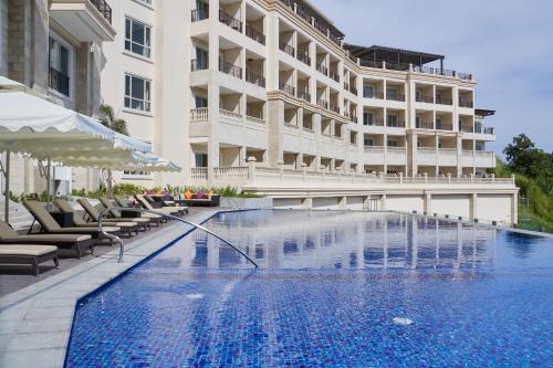 une grande piscine en face d'un bâtiment dans l'établissement Twin Lakes Hotel, à Tagaytay