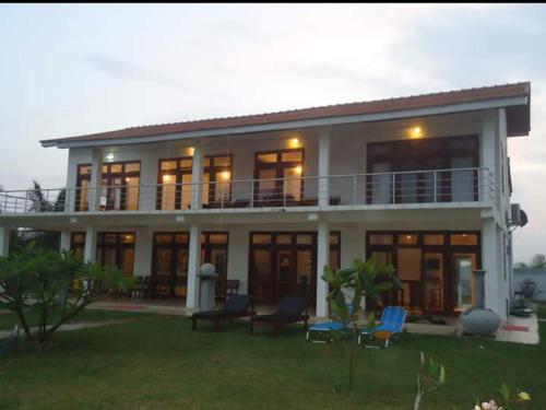 Κήπος έξω από το Beach Front Villa Nilaveli