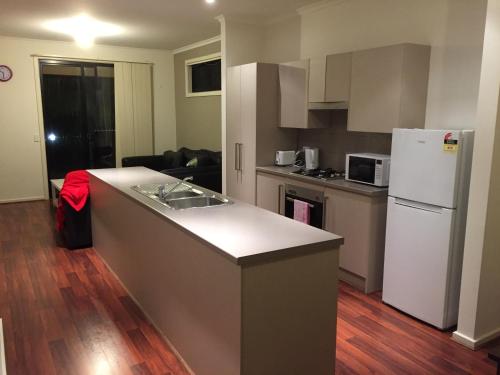Η κουζίνα ή μικρή κουζίνα στο Tasha's Apartments on Kerry