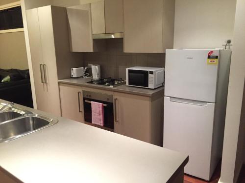 Η κουζίνα ή μικρή κουζίνα στο Tasha's Apartments on Kerry