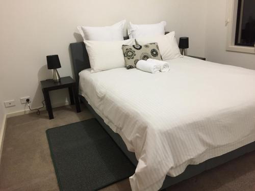 Ένα ή περισσότερα κρεβάτια σε δωμάτιο στο Tasha's Apartments on Kerry