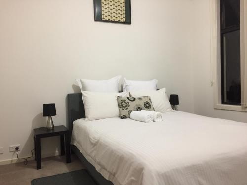 Ένα ή περισσότερα κρεβάτια σε δωμάτιο στο Tasha's Apartments on Kerry