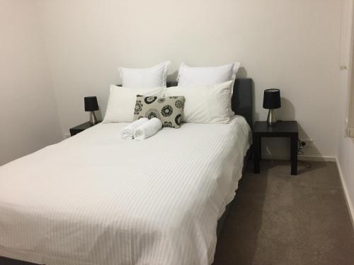 Ένα ή περισσότερα κρεβάτια σε δωμάτιο στο Tasha's Apartments on Kerry