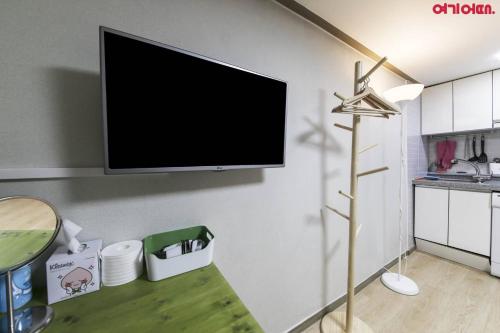 Кухня или мини-кухня в Seoul Station R Guesthouse
