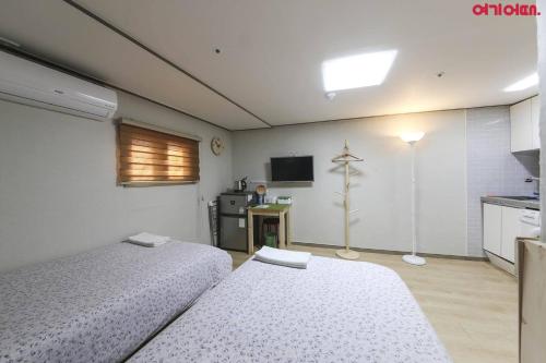 Кровать или кровати в номере Seoul Station R Guesthouse