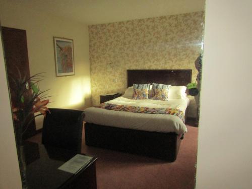 Katil atau katil-katil dalam bilik di Hunters Lodge Hotel