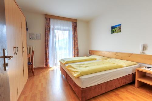 Un pat sau paturi într-o cameră la Gasthof Iris