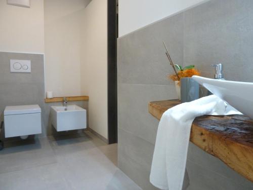 La salle de bains est pourvue d'un lavabo et de toilettes. dans l'établissement Casa Lassù, à Carano