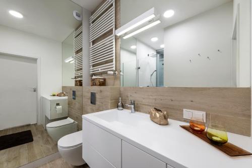 bagno con lavandino bianco e servizi igienici di Apartament Luxury Miedzyborska 8b a Varsavia