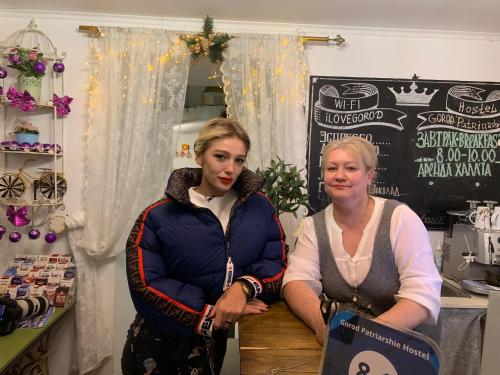 dos mujeres de pie junto a un mostrador en una tienda en Gorod Patriarshie Hostel, en Moscú