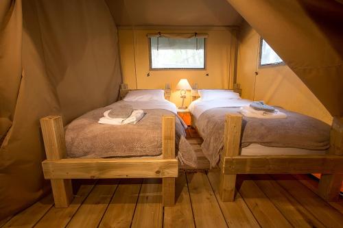 オスウェストリーにあるSweeney Farm Glampingのテント内のベッドルーム1室(ベッド2台付)