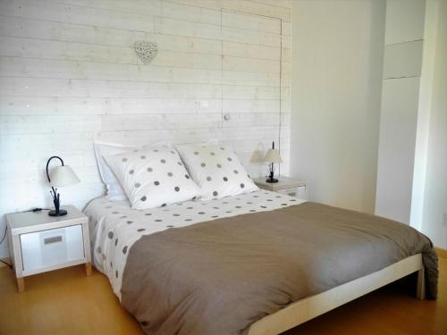 ein Schlafzimmer mit einem großen Bett mit zwei Nachttischen in der Unterkunft Studio de Fontaine in Fontaine-le-Comte