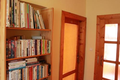 Biblioteca en la habitación en casa particular