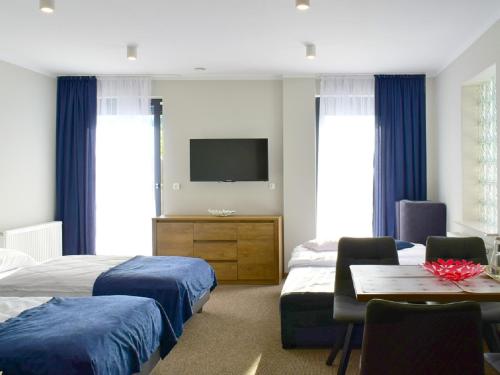 Un pat sau paturi într-o cameră la Apartamenty CityCenter