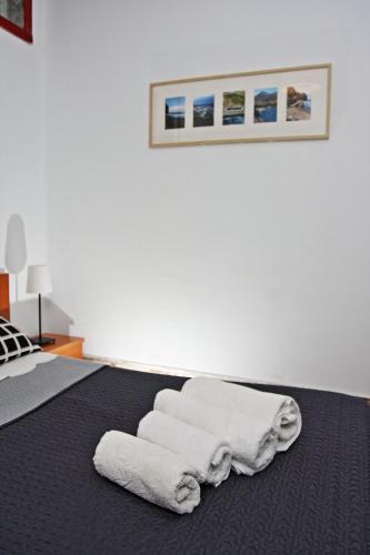 a bedroom with white towels laying on the bed at apartamento canarias in San Nicolás