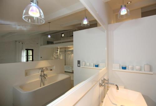y baño con bañera, lavamanos y bañera. en La bergerie de Nano, en Beaumes-de-Venise