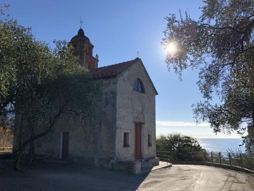a small building with a tower on top of it at Foglie d'Argento in Moneglia