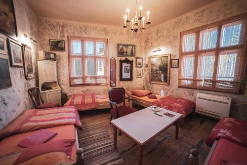 een kamer met twee bedden en een tafel erin bij Guest House Malkia Inter in Veliko Tŭrnovo