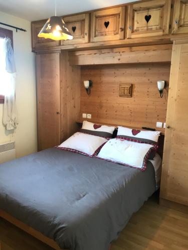 Een bed of bedden in een kamer bij Boost Your Immo Chalet des Rennes 83