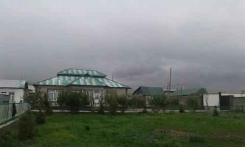 ein Haus mit einem grünen Dach auf einem Feld in der Unterkunft Guest House Pamir Nomad in Kara-Kavak