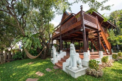 une maison avec un escalier et une terrasse couverte dans l'établissement Phuttal Residence, à Phra Nakhon Si Ayutthaya