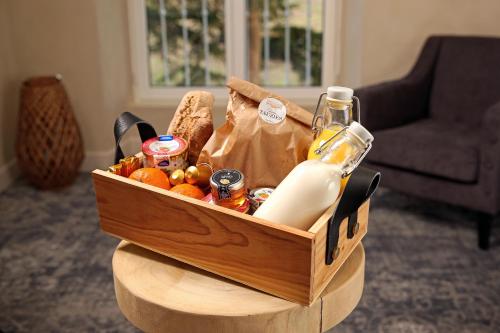 ガイヤックにあるChâteau de Tauzies, The Originals Relaisの食べ物とボトルが詰まった木箱