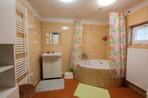 y baño con bañera, ducha y lavamanos. en Chaloupka u potoka en Svetla Hora
