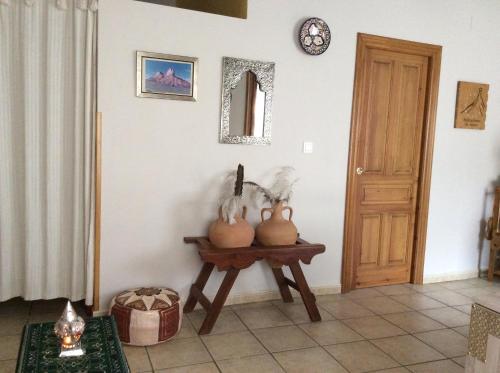a room with a table with two pumpkins on it at Apartamento Rural Castildetierra in Arguedas
