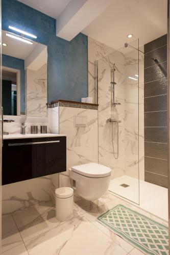 une salle de bain avec toilettes, lavabo et douche dans l'établissement Chambres d'hôtes Domaine des Iris, à Anould