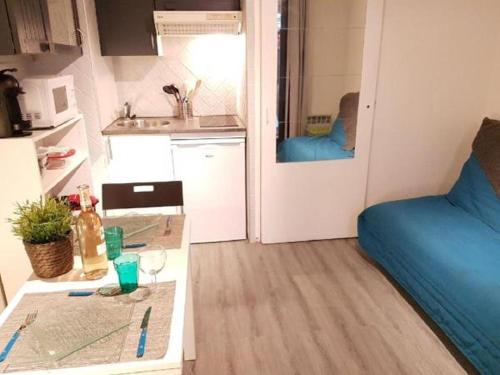 Cette petite chambre comprend un lit, une table et une cuisine. dans l'établissement Bandol Brothers, à Bandol