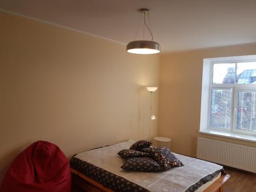ein Schlafzimmer mit einem Bett mit Kissen darauf in der Unterkunft Stylish apartment Riga in Riga