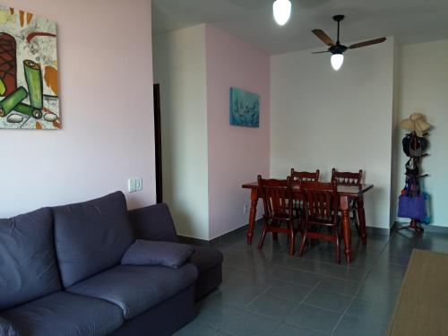 ein Wohnzimmer mit einem Sofa und einem Esstisch in der Unterkunft Apto confortável de 3 quartos-Cabo Frio in Cabo Frio