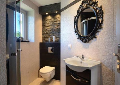 Et badeværelse på Pokoje u Petra