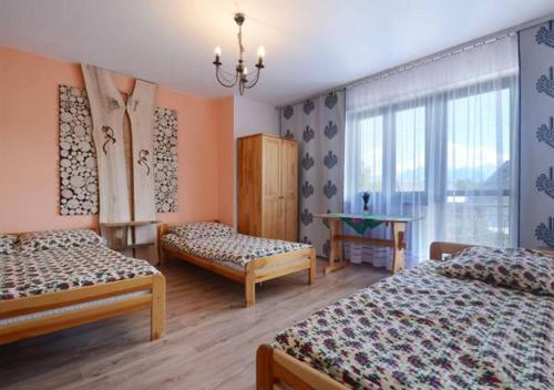 En eller flere senge i et værelse på Pokoje u Petra