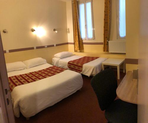 une chambre d'hôtel avec deux lits et une chaise dans l'établissement Hotel des Bains, à Maisons-Alfort