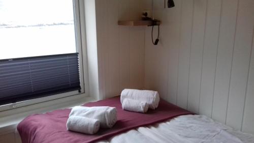 Cama o camas de una habitación en Holmvik Brygge Nyksund