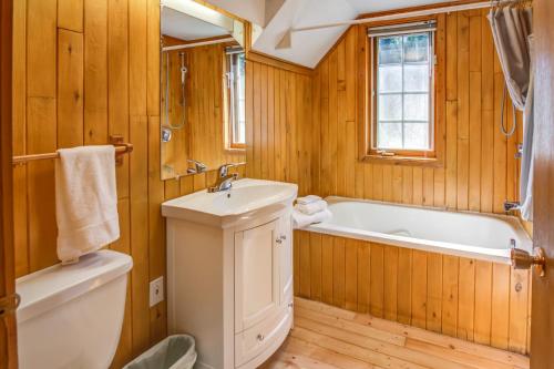 La salle de bains est pourvue d'une baignoire, d'un lavabo et de toilettes. dans l'établissement Le Cent, à Saguenay
