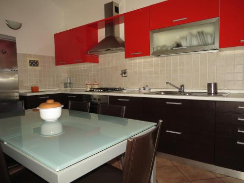 Virtuvė arba virtuvėlė apgyvendinimo įstaigoje Sole e Mare