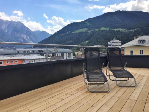2 Stühle auf einem Balkon mit Bergblick in der Unterkunft FeWo Creativ-Center Lienz in Lienz