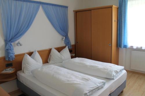 Ένα ή περισσότερα κρεβάτια σε δωμάτιο στο Haus Aron