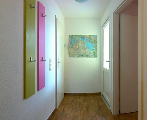 MarienfeldeにあるUns' Husingの壁に色鮮やかな絵が飾られた空っぽの廊下