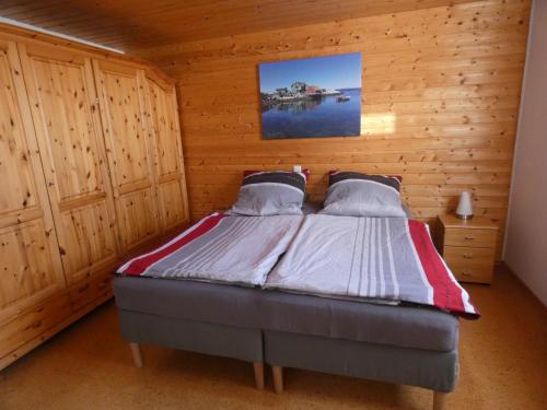 a bedroom with a bed in a wooden cabin at Ferienwohnung am Klosterweg Rhein-Westerwald in Kurtscheid