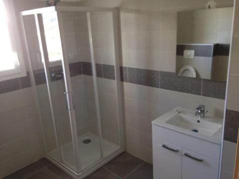 uma casa de banho com um chuveiro e um lavatório. em OSARI - MORIANI plage em Moriani Plage
