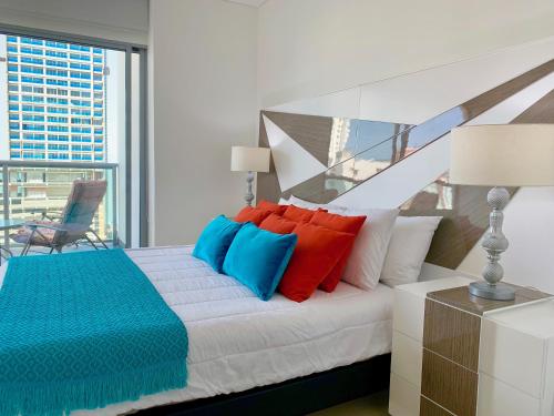 sypialnia z łóżkiem z kolorowymi poduszkami w obiekcie Apartamento Special For You w mieście Cartagena de Indias