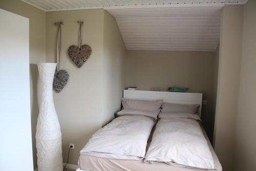 Una cama o camas en una habitación de Das rote Haus hinterm Deich