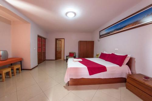 Laginha Beach Guest House tesisinde bir odada yatak veya yataklar